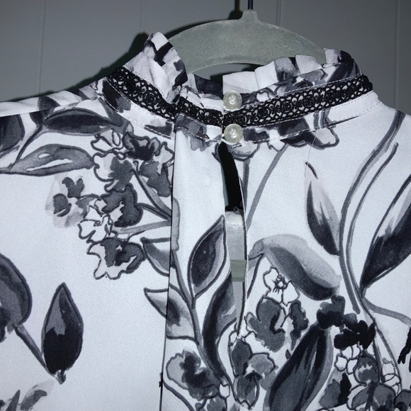 Karl Lagerfeld sleeveless floral ruffle mock neck top Sz M lace trim - Picture 4 of 7